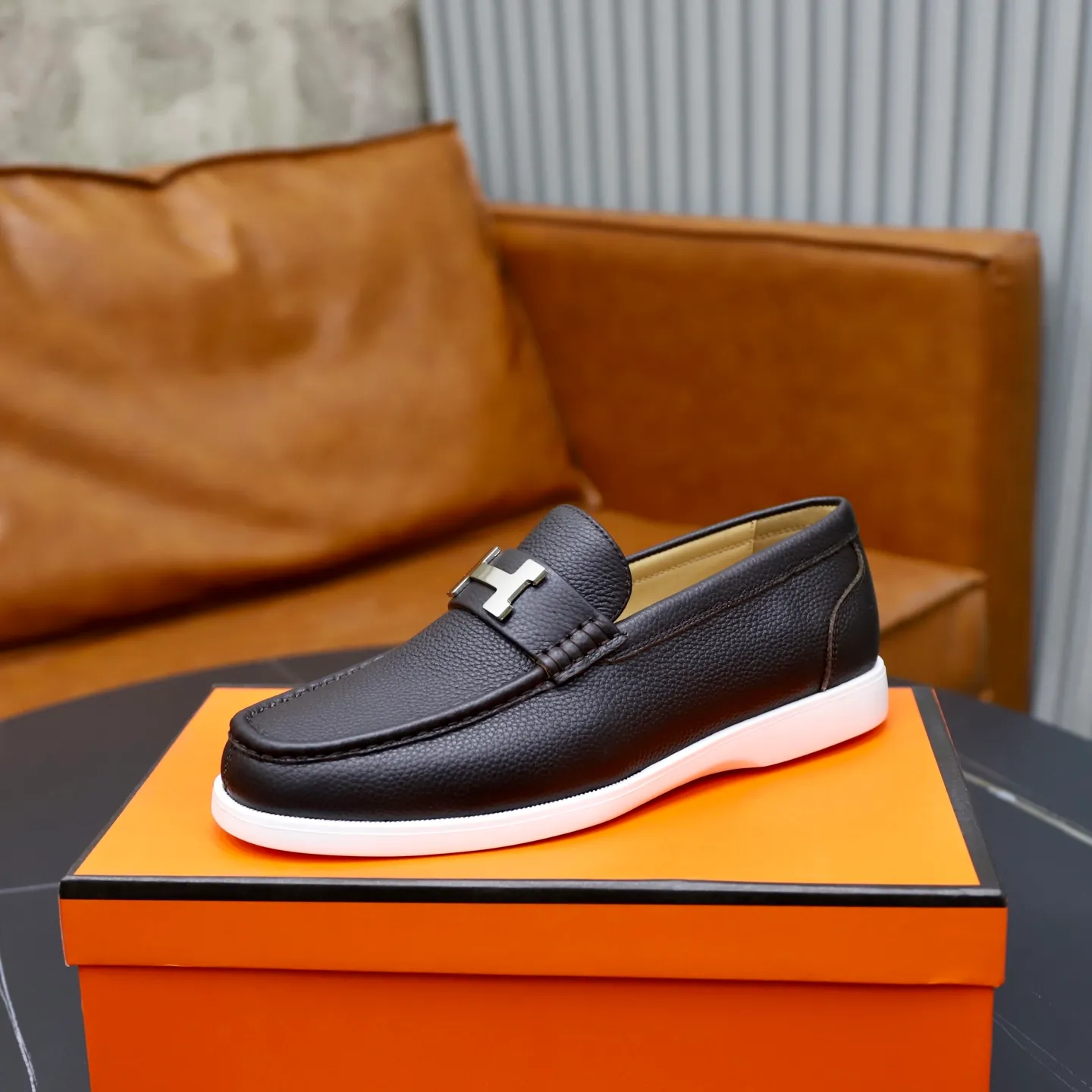 Ex-factory price: 560💰Hermès/Hermès slip-on men's shoes. This shoe is made of imported pebbled cowhide. It has simple and smooth lines and is combined with aerodynamically designed 3CM rubber foam ultra-light soles! Youthful and fashionable, classic H-shaped hardware buckle decoration, calf lining gently wraps the feet, with logo cowhide feet, casual and urban style, highlighting youthful vitality, sports and leisure version, super versatile, code number: 38-39-40-41-42-43-44 standard leather shoe size (45 can be customized but does not support returns)